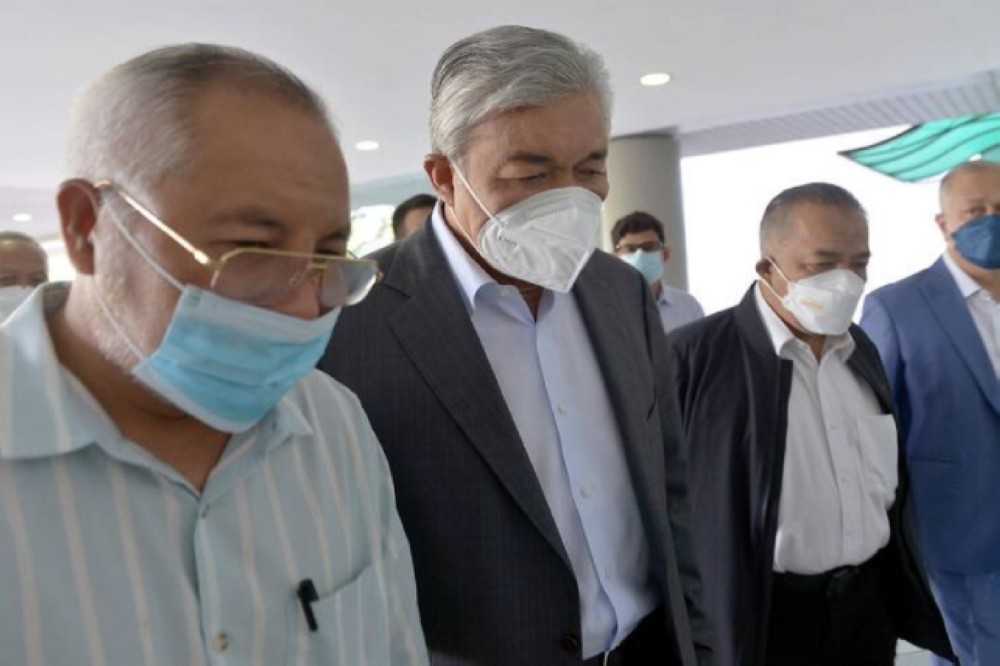  Datuk Seri Dr Ahmad Zahid Hamidi would assist Ultra Kirana Sdn Bhd (UKSB) after receiving financial assistance from them. - Photo: Sinar Daily