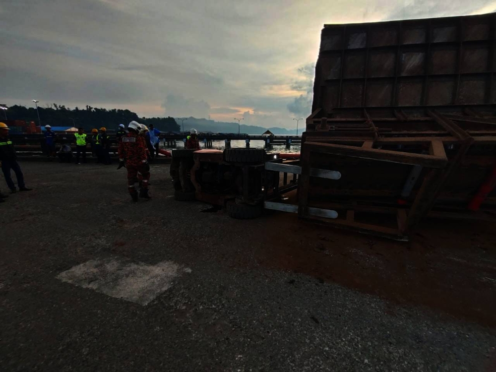 A man has died after being crushed by a forklift in Jalan Karamunting Pelabuhan Sabah on Tuesday.