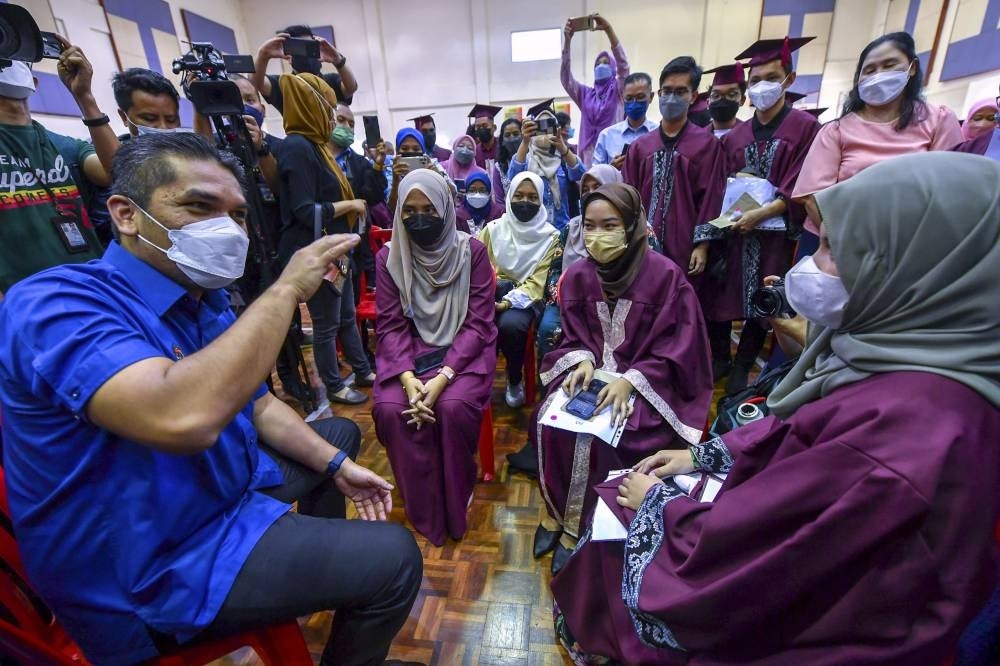 Radzi during his visit at Sekolah Menengah Kebangsaan Presint 18 (1) in Putrajaya today. Photo: BERNAMA.