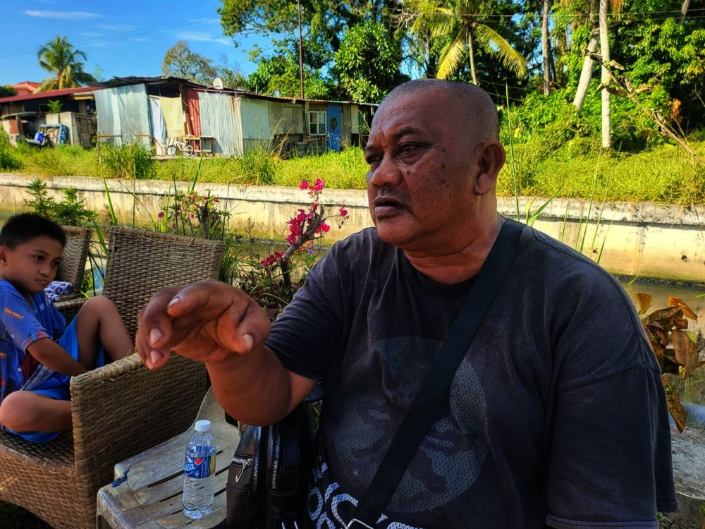 Matdin Pulau on scene recalling the incident that happened. Photo: SINAR HARIAN