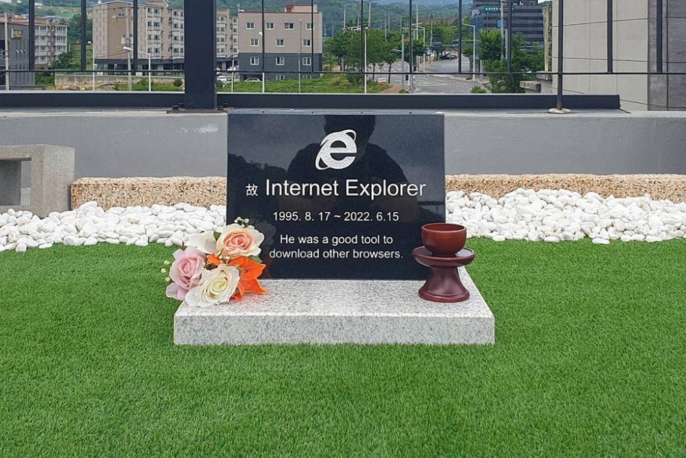 A South Korean engineer who built a grave for Internet Explorer -- photos of which quickly went viral -- told AFP on June 17 that the now-defunct web browser had made his life a misery. (Photo by Kiyoung Jung / Courtesy of Kiyoung Jung / AFP) 