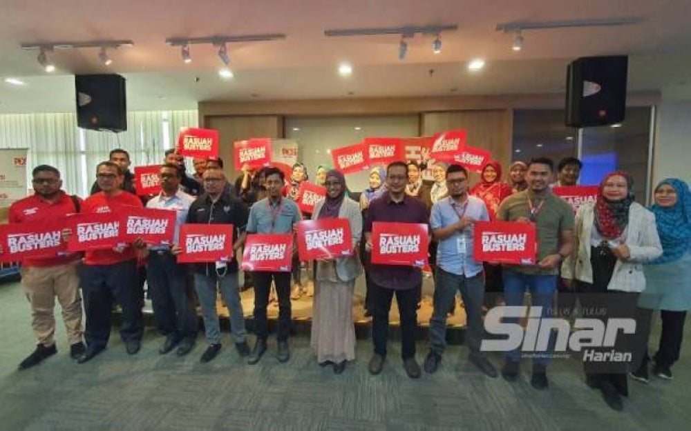 Nurhayati (six from left), participants of the #RasuahBusters convoy and Penang Post Office staff. Photo: SINAR HARIAN