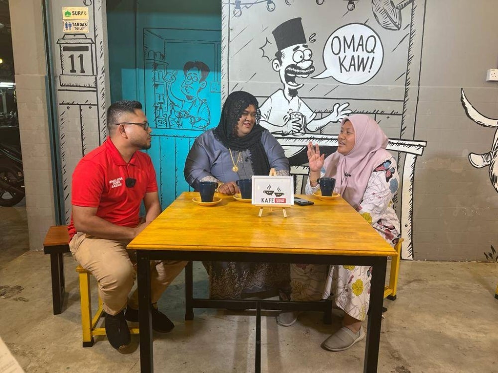 (From right) Achi Keriau and Achi Kelumbong during 'Cafe Rasuah Busters' programme in conjunction with the convoy in Seberang Jaya on Thursday. Photo: SINAR HARIAN