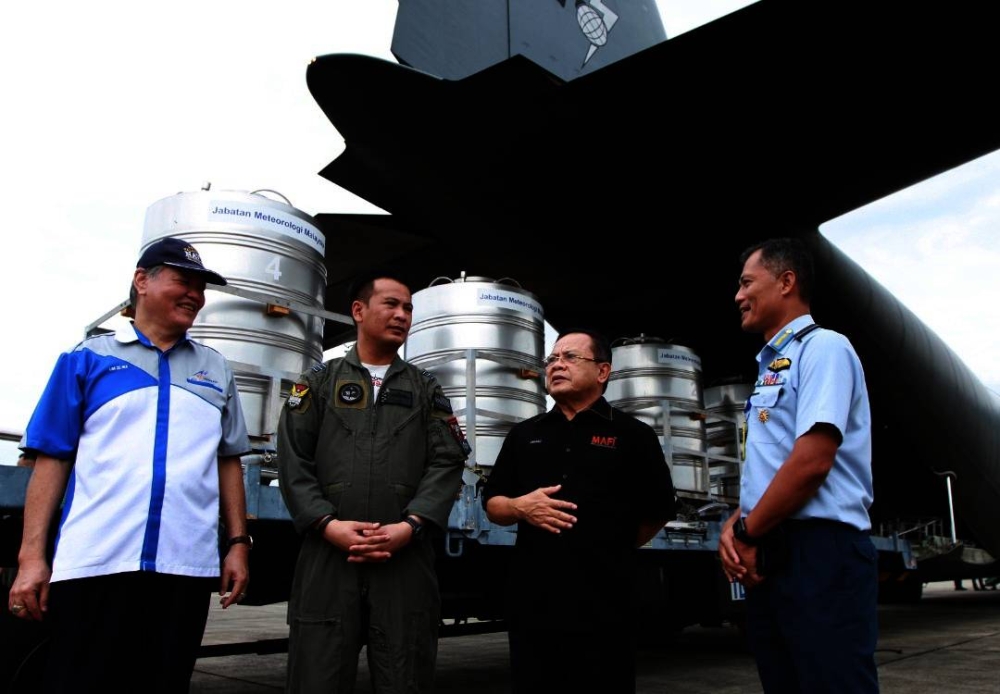Ahmad during his visit at the cloud seeding operation centre at Bukit Merah Dam, Semanggol, Perak today.