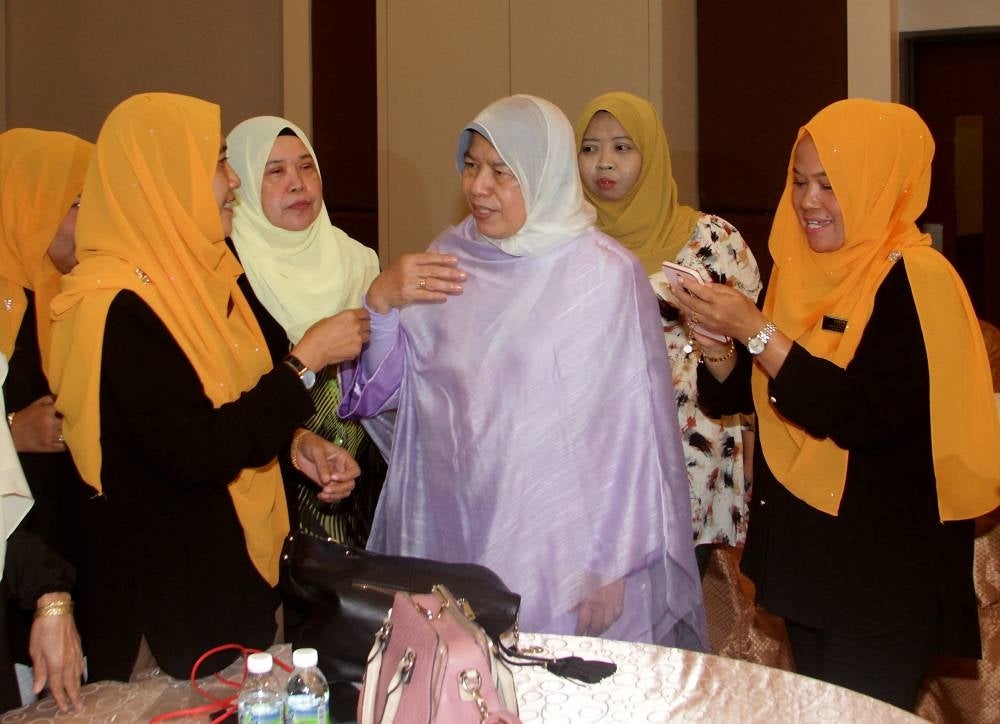 Plantation Industries and Commodities Minister Datuk Zuraida Kamaruddin (middle) exchanging pleasantries with some of the women who attended the ‘Enhancing Empowerment of Women At the Grassroot Level’ programme. - BERNAMA