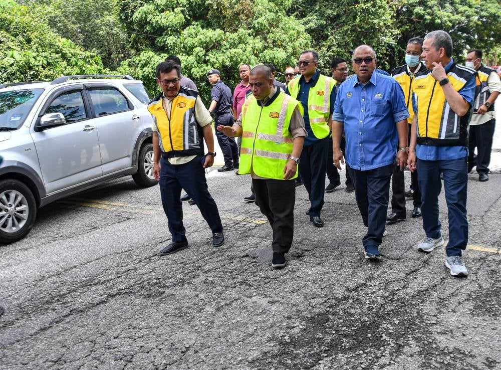 Perak Menteri Besar Datuk Seri Saarani Mohamad (two, left) with Senior Works Minister Datuk Seri Fadillah Yusof (right) observing the condition of the federal roads during a work visit at Jalan Gerik- Jeli, today. - BERNAMA