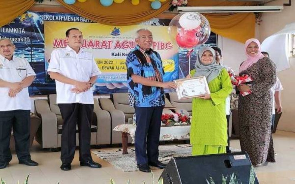 Umno vice-president Datuk Seri Mahdzir Khalid (third from the left) handing over a certificate and gift to a student from SMK Padang Terap for obtaining an outstanding result in the Sijil Pelajaran Malaysia (SPM).