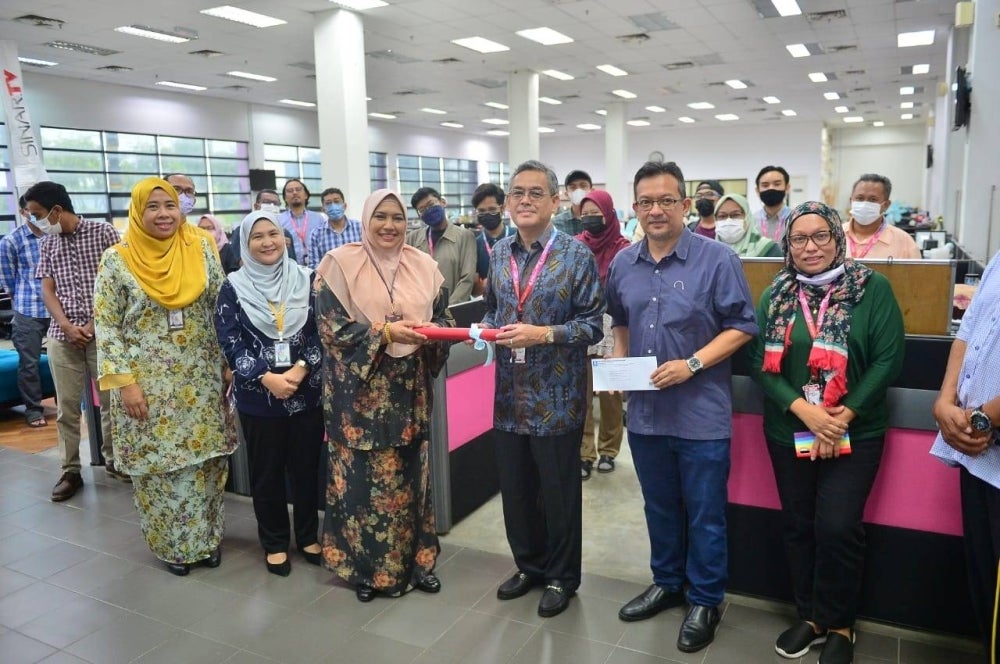 Rozaid (third from right) received the Melaka Declaration from Nu-rul Afida. Photo: SINAR HARIAN
