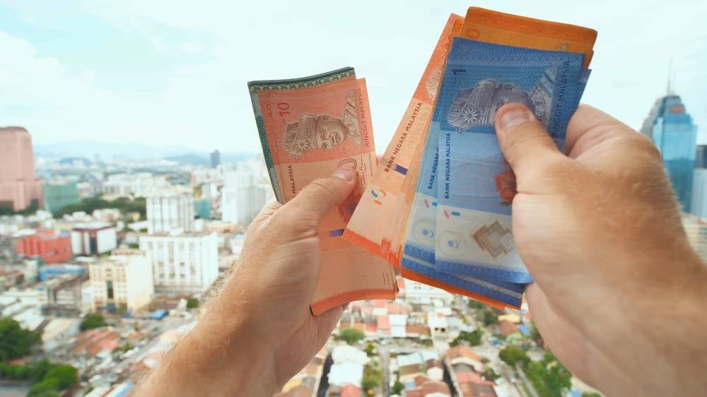 The cash aid given by the government to help the people during a time when the cost of living is high and the country sees an increasing price of goods garners mixed views from economists. Illustration photo: 123RF