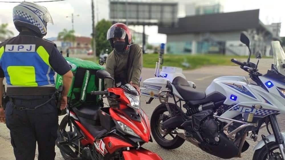 Persatuan Penghantar P-Hailing Malaysia (Penghantar) President Zulhelmi Mansor says riders also lack of awareness on road safety