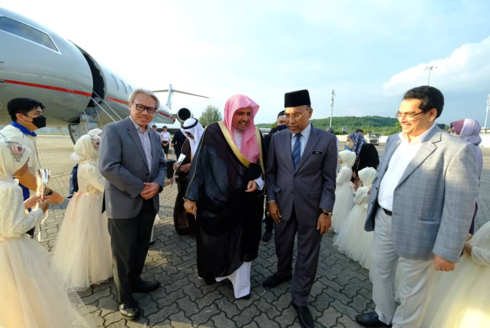 His Excellency Sheikh Dr. Mohammad Abdul Karim Al-Issa’s (middle) arrival at the Sultan Abdul Aziz Shah Airport, Subang, this evening was welcomed by Minister in the Prime Minister's Department (Religious Affairs) Datuk Idris Ahmad.