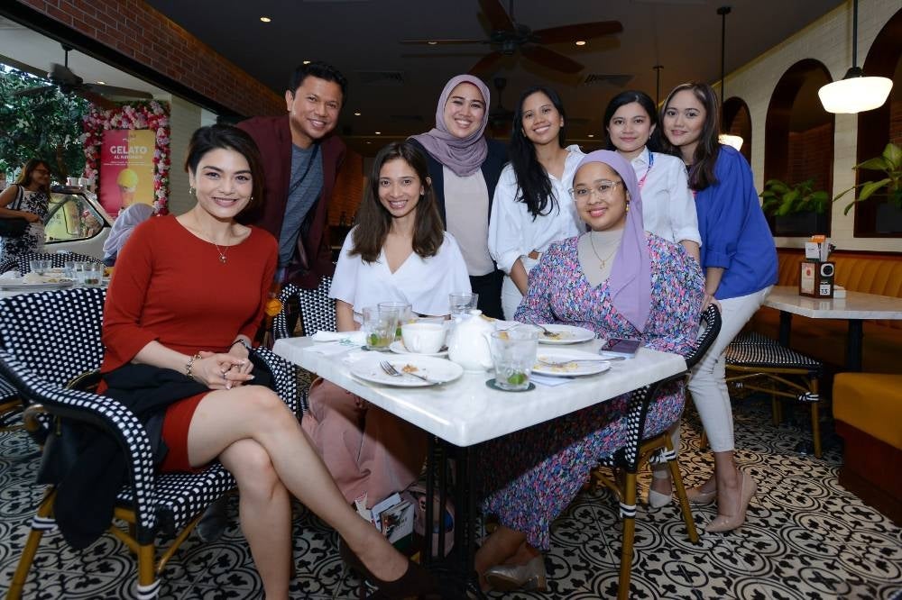 Warnabilla (right, in front) during the Relatable live event on Tuesday at Dome Cafe, Bangsar. Next to her in white is Natasha Shazana Evans, o-Founder of Wearsoko and (left) Sinar Daily&amp;#039;s Wacana English Edition host, Tehmina Kaoosji. (Photo by Halim Wahid) 