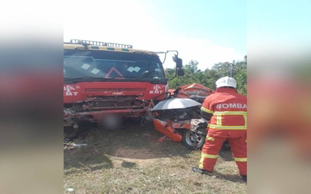 Five members of a family, including two children and a baby, died when the vehicle they were travelling in was involved in a crash with a trailer on Jalan Kuantan-Segamat, here today. Photo: FIRE AND RESCUE DEPARTMENT