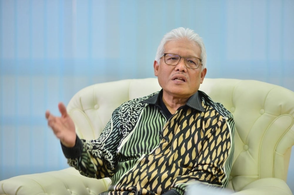 Hamzah said the suspects were believed to have convinced the victims that the data cards would allow them to enjoy privileges and facilities granted to citizens. FILE PIX.