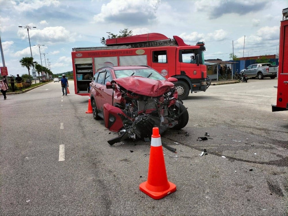 The victim, identified as Muhammad Zaki Ariffin was pronounced dead at the scene while the children who were in the car sustained minor injuries. Photo: Selangor Fire and Rescue Department