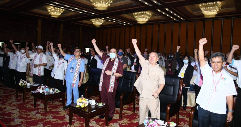 Hajiji with PBS leadership at the 36th and 37th Annual Representative Conference at Dewan Hakka, Likas, Kota Kinabalu today.