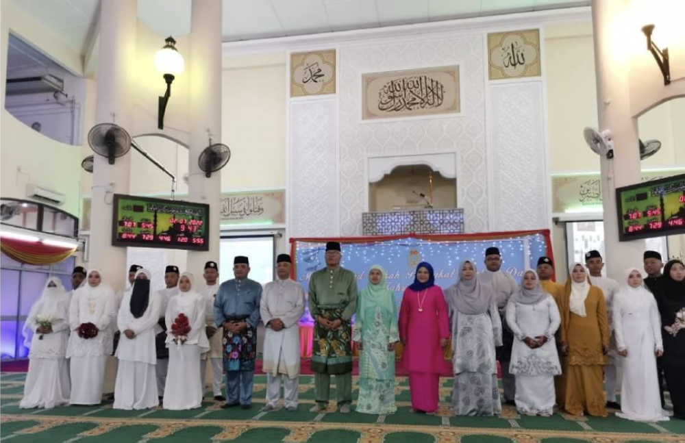 General Tan Sri Zamrose Mohd Zain with the eight couples who tied the knot in a wedding held at the Thoriq bin Ziyad Mosque in the Sungai Besi army camp today in conjunction with the 2022 Malaysian Army Day. - Photo: BERNAMA