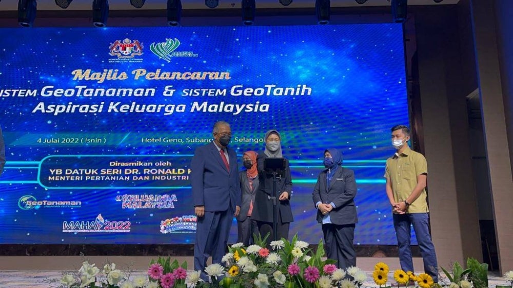 Ministry of Agriculture and Food Industries deputy secretary general, Azah Hanim Ahmad officiated the launching of GeoTanaman and GeoTanih System on behalf of Agriculture and Food Industries Minister, Datuk Seri Dr Ronald Kiandee, observed by The Department of Agriculture director general, Datuk Zahimi Hassan