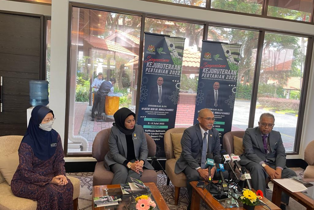 Agriculture and Food Industry Minister Datuk Seri Dr Ronald Kiandee together his Secretary-General Datuk Haslina Abdul Hamid , Deputy Secretary-General Azah Hanim Ahmad and Agriculture Department director-general Datuk Zahimi Hassan at the launch of Symposium Agricultural Engineering 2022 at Palm Garden Hotel, here today.