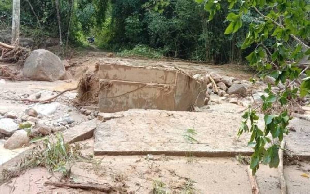A few reservoirs storing tap water for the community had burst and believed to have triggered the flood in Baling on Monday.