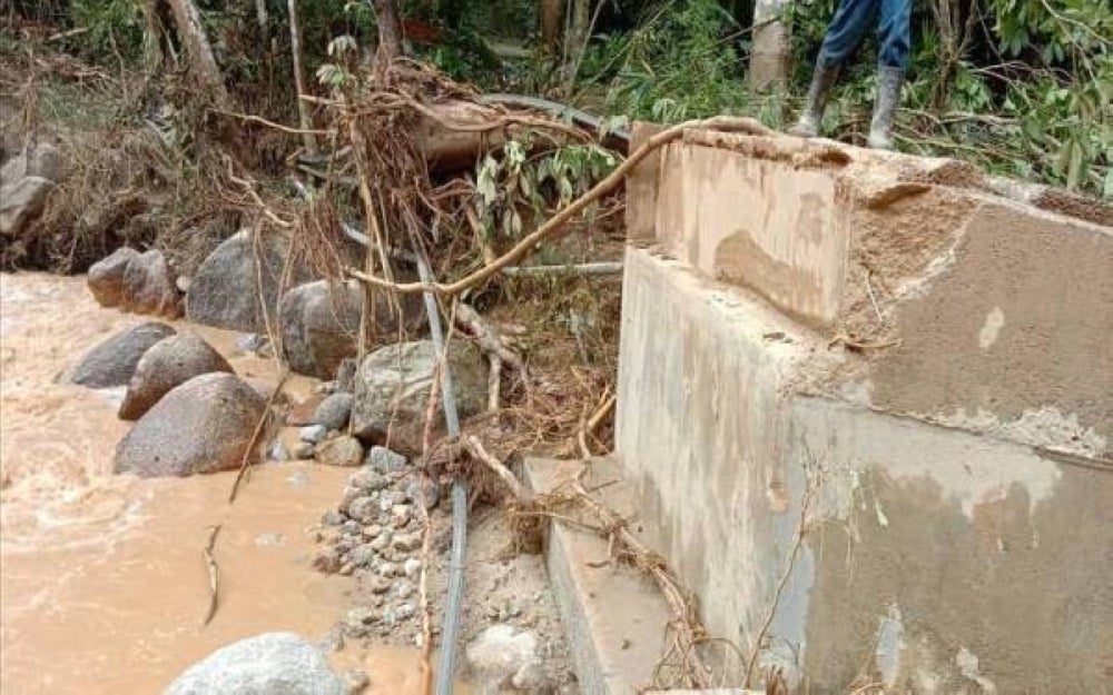 A few reservoirs storing tap water for the community had burst and believed to have triggered the flood in Baling on Monday.