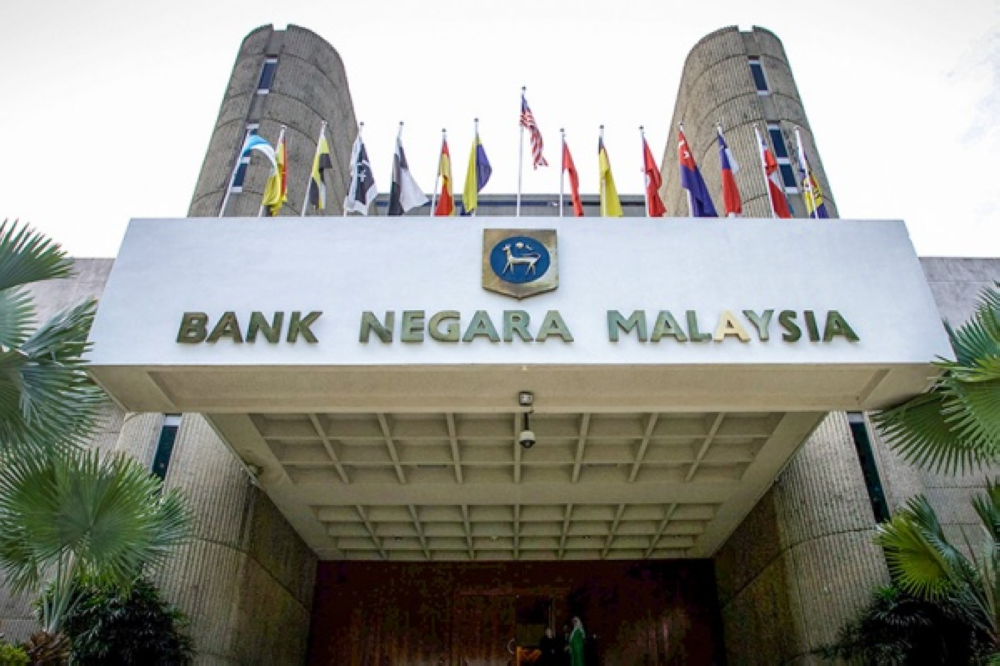 Economists said an increase in interest rate is inevitable due to skyrocketing prices of food and goods at the moment which has become the main bone of contention among Malaysians. - Photo: BERNAMA
