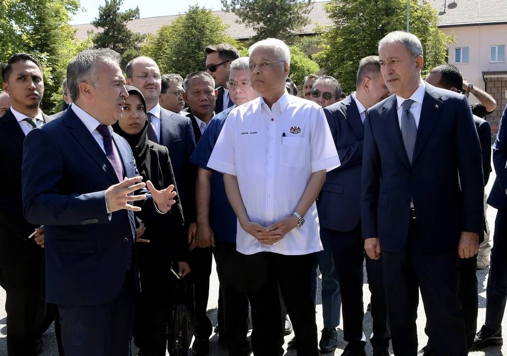 Ismail Sabri (middle) with Turkiye Defence Minister Hulusi Akar (right) while visiting MKE Corporation earlier today. Photo: BERNAMA