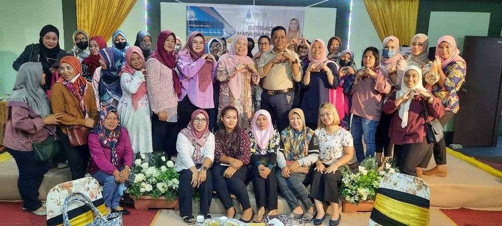 Azizah (seventh from the left) with Kota Belud Bersatu Srikandi committees at a meeting in Kota Belud today.