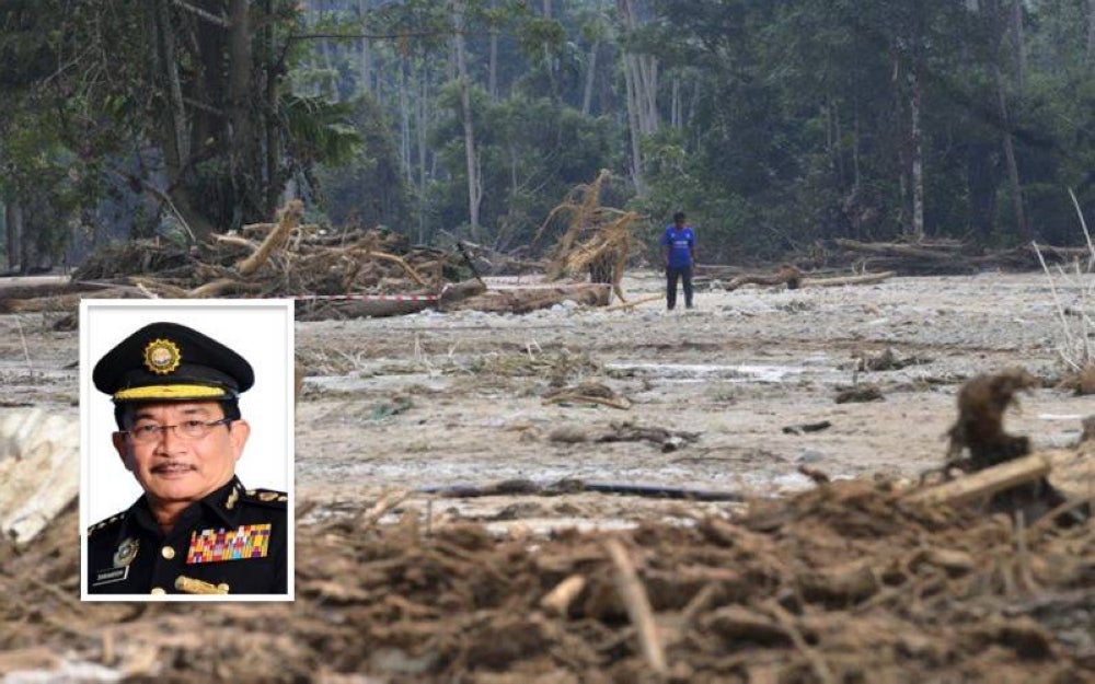 Mud floods which occurred in Baling last Monday had claimed three lives, while hundreds of residents had to be evacuated to several temporary evacuation centres (PPS) with more than 80 houses destroyed. Small photo: Kedah MACC director Datuk Shaharom Nizam Abd Manap 