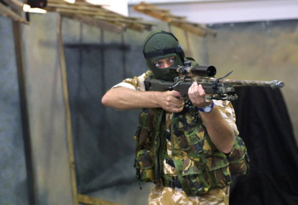 A British soldier demonstrates anti-terrorist tactics and equipment 16 October 2002 at the fourth biennial SOFEX international military fair specialising in special forces weapons and equipment at Marka, near Amman. (Photo by LEILA GORCHEV / AFP)