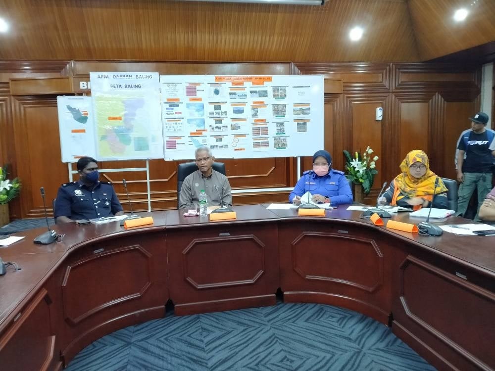 Mohd Shahadan (dua kiri) ketika mempengerusikan Mesyuarat Jawatankuasa Pengurusan Bencana Daerah Baling di Pusat Kawalan Operasi Bencana Baling Kedah, pada Selasa.