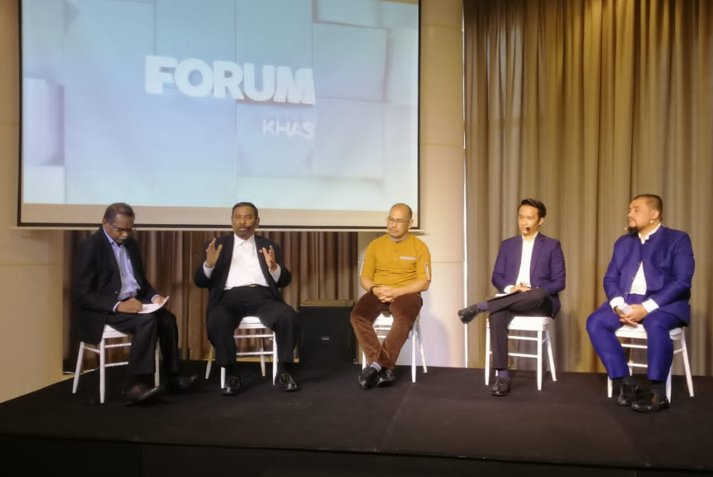 Among the panelist invited to the forum titled ‘Ketirisan Pemusnah Kesejahteraan Pekerja’ were UNI-Malaysia Labour Centre (UNI-MLC) president Datuk Mohamed Shafie BP Mammal, Malaysian Trades Union Congress (MTUC) president Mohd Effendy Abdul Ghani, freelance preacher Datuk Husni Abdul Rahman and C4 Centre Legal Researcher Arief Hamizan hosted by Dr G Manimaran. Photo by Asril Aswandi Shukor.