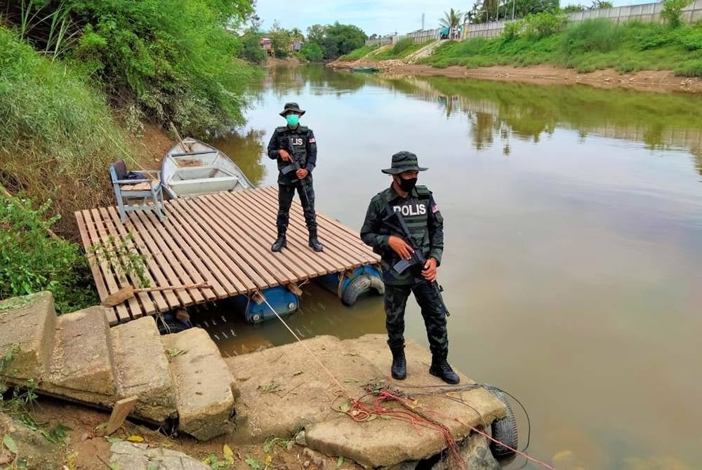 The presence of authorities at the illegal bases around Rantau Panjang, Kelantan causing smugglers to consistently change locations.