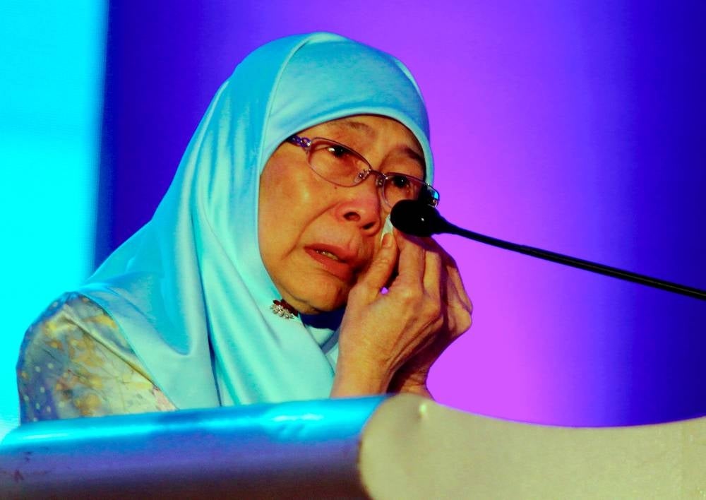 SHAH ALAM, 15 Julai -- Pengerusi Majlis Penasihat Parti Keadilan Rakyat (PKR) Datuk Seri Dr Wan Azizah Wan Ismail sebak ketika menyampaikan ucapan perasmian Kongres Wanita PKR sempena Kongres Nasional ke-16 PKR di Pusat Konvensyen IDCC hari ini.
-- fotoBERNAMA (2022) HAK CIPTA TERPELIHARA
