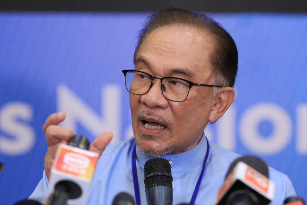 PKR leader Datuk Seri Anwar Ibrahim says ex-premier Datuk Seri Najib Razak does not understand the suffering of the people as BR1M is not the solution to help the poor
Photo by Rosli Talib