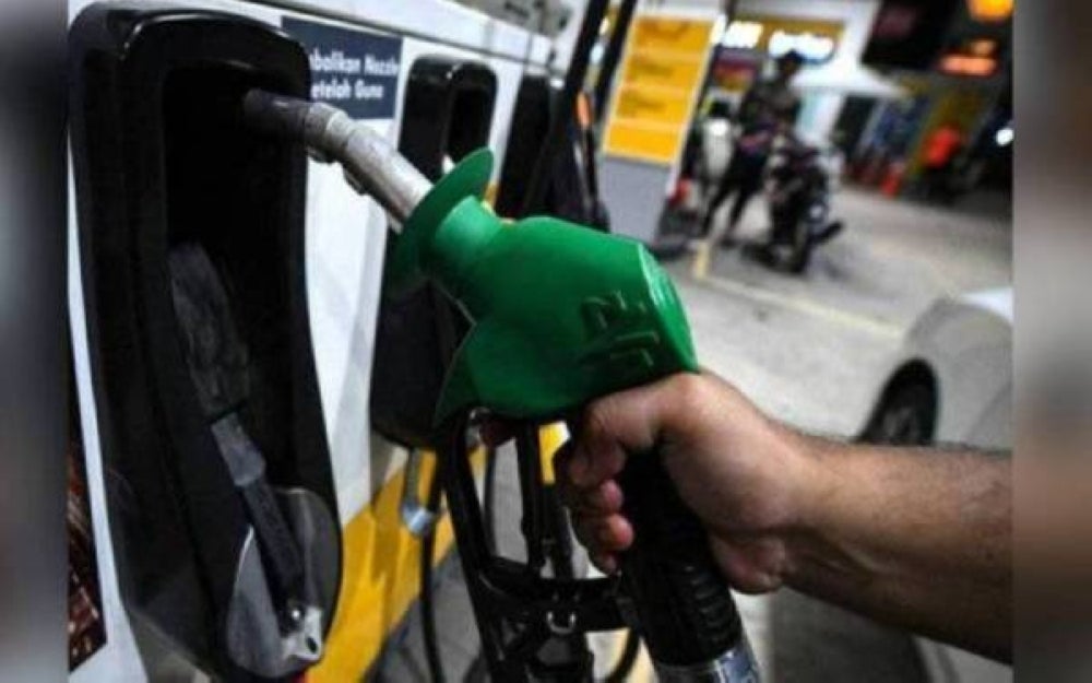 Price of RON97 will drop by 10 sen from RM4.75 to RM4.65 per litre. - Bernama Photo