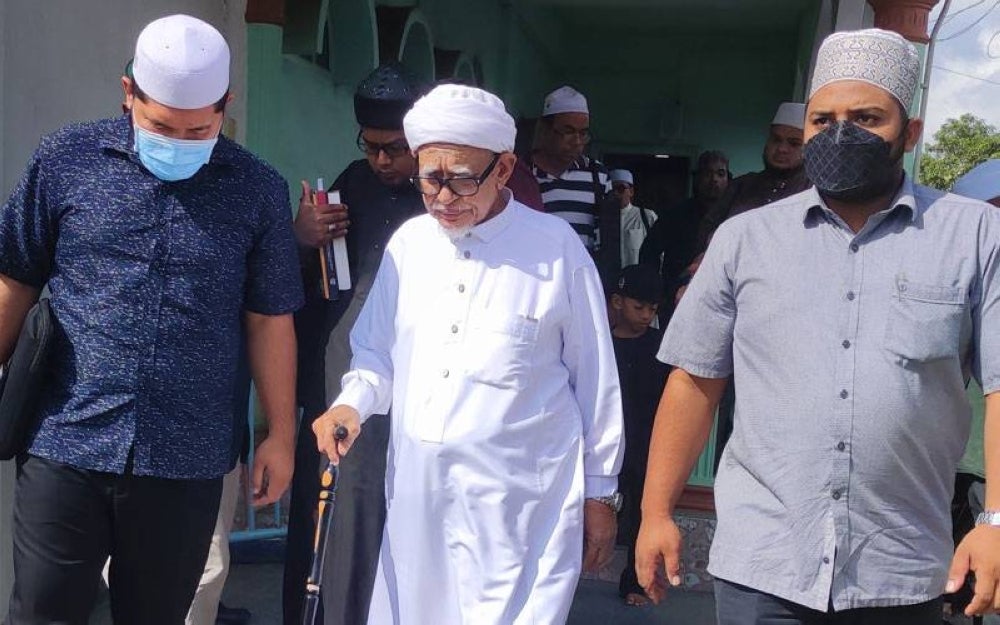 Abdul Hadi (centre) after delivering a weekly
lecture at Masjid Rusila here.