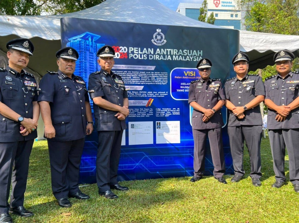 Integrity and Standard Compliance Department (JIPS) director Datuk Seri Azri Ahmad and MACC Chief Senior Assistant Commissioner Nurahim Abd Rahim together with their officers.
Photo source: Sinar Daily