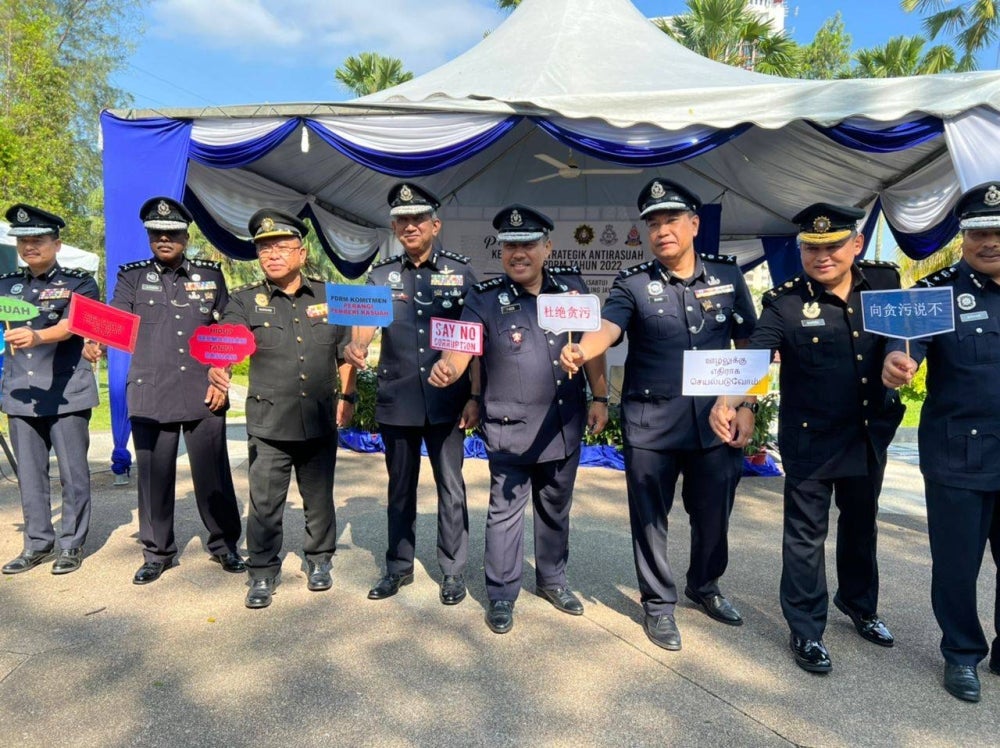 Integrity and Standard Compliance Department (JIPS) director Datuk Seri Azri Ahmad and MACC Chief Senior Assistant Commissioner Nurahim Abd Rahim together with their officers.