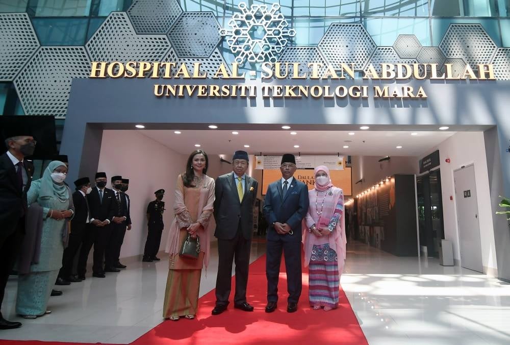 Yang di-Pertuan Agong Al-Sultan Abdullah Ri'ayatuddin Al-Mustafa Billah Shah (second, right) and Raja Permaisuri Agong Tunku Hajah Azizah Aminah Maimunah Iskandariah (kanan) with Selangor Sultan Sharafuddin Idris Shah and Tengku Permaisuri Selangor Tengku Permaisuri Norashikin (left) after the launch of Hospital Al-Sultan Abdullah di Universiti Teknologi Mara (UiTM) at Puncak Alam today. Photo: BERNAMA