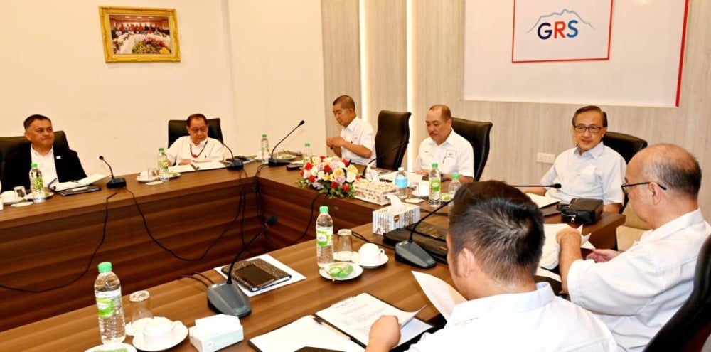 GRS chairman Datuk Seri Hajiji Noor chairing the GRS meeting with its Supreme Council at the GRS office in Alamesra on Saturday.