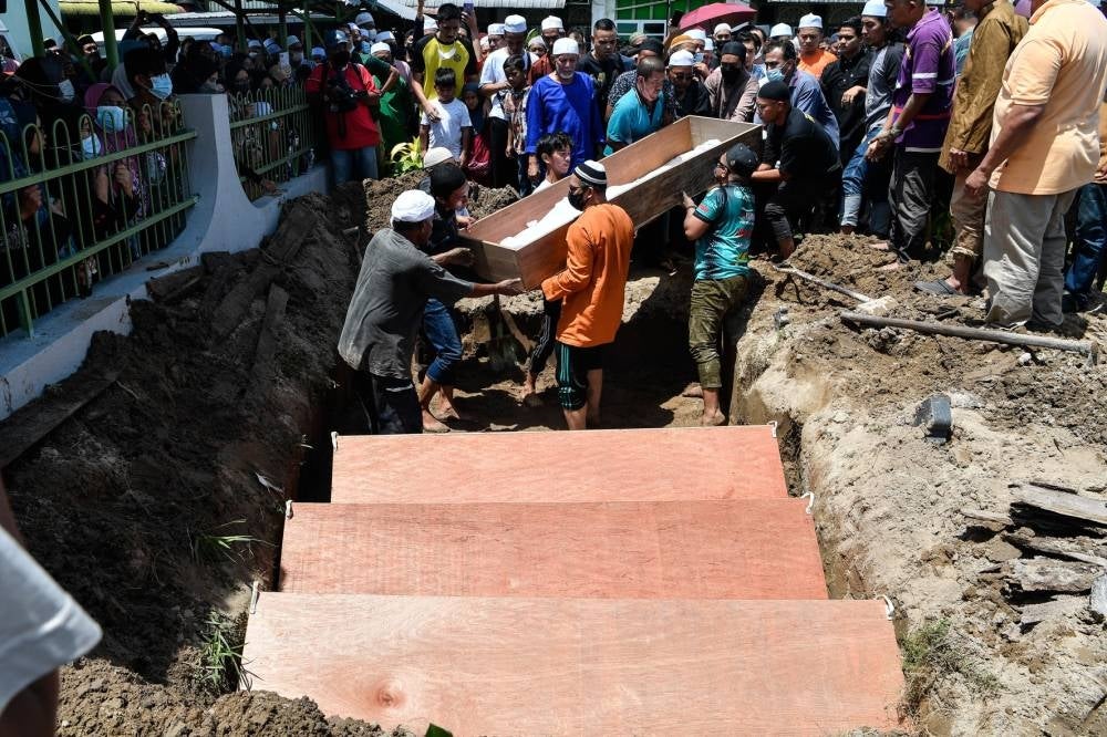 The remains of the family of five who died in an accident at KM62 on the East-West Highway (JRTB) at Gerik-Jeli in Perak yesterday, were laid to rest in a common grave at Haji Abdul Rashid Mosque cemetery in Sungai Dua. - BERNAMA