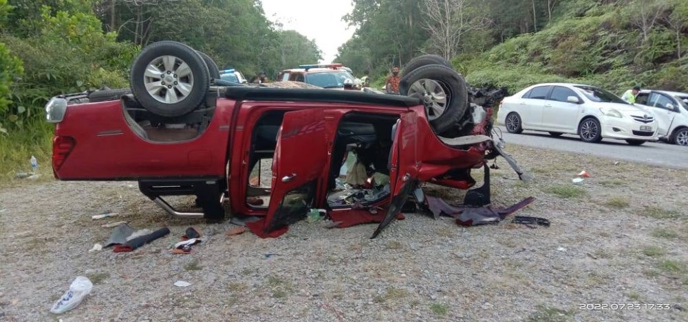 In the accident at about 3.45 pm, a family of five travelling in a Perodua Alza MPV died at the scene when their vehicle collided head-on with the pick-up truck.