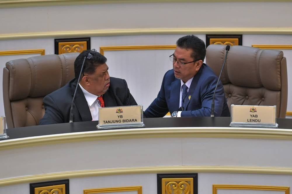Chief Minister of Melaka Datuk Seri Sulaiman Md Ali (right) with Senior Exco of Investment, Industry, Entrepreneur Development and Cooperatives Datuk Seri Ab Rauf Yusoh at the Third Conference, First Term of the 15th Melaka State Legislative Assembly (DUN) today. - Bernama Photo