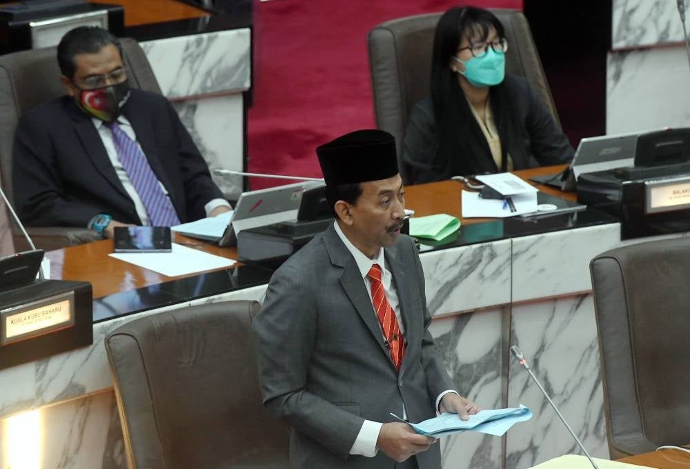 Selangor Islamic Religious Affairs, Consumer Affairs and Halal Industry Committee chairman Mohd Zawawi Ahmad Mughni speaking at the 14th Selangor State Legislative Assembly 2022 at the Selangor State Assembly Building in Shah Alam, today. - BERNAMA