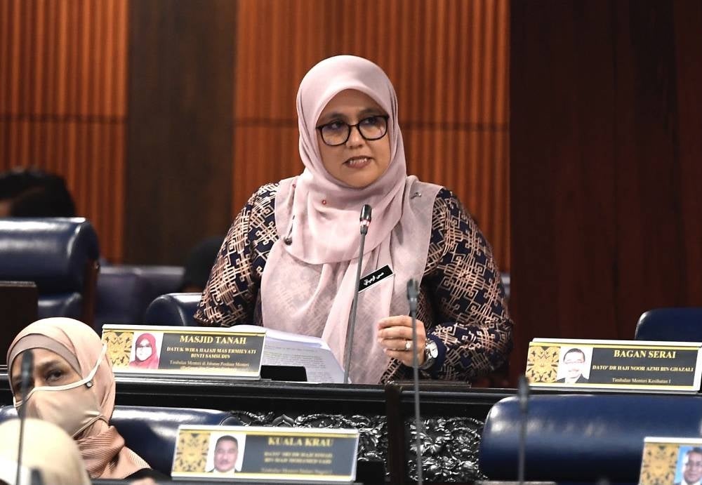 Prime Minister's Department (Law and Parliament) Datuk Mas Ermieyati Samsudin speaks at the speaks at the Second Meeting of the fifth session of the 14th Parliament at the Parliament building, today. - BERNAMA