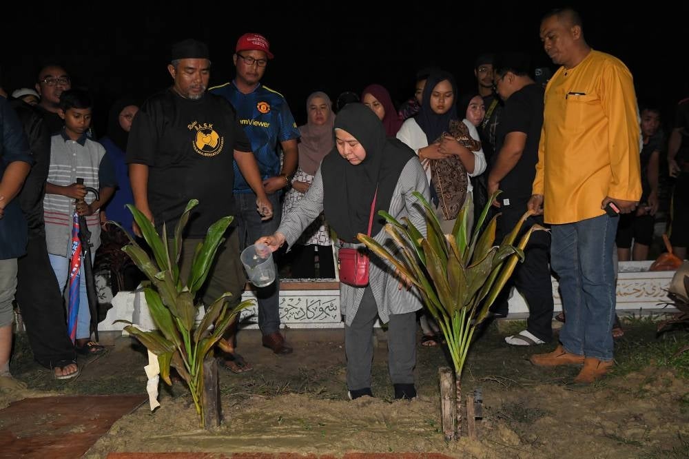 More than 100 family members and friends attended Muhammad Iman Aqmar’s funeral which was held at about 1 am today. - Bernama Photo