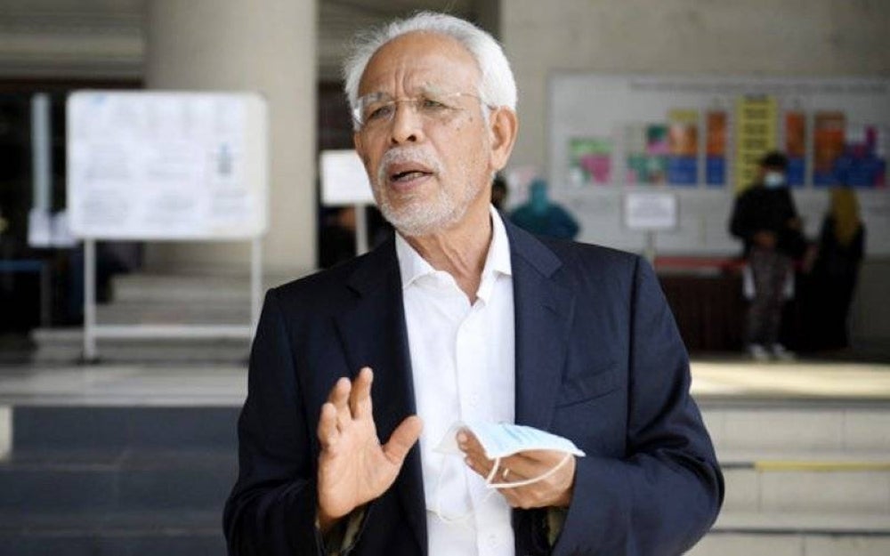 Shahrir, clad in a black suit, arrived at the Kuala Lumpur Court Complex at about 8.20am. - Photo: BERNAMA