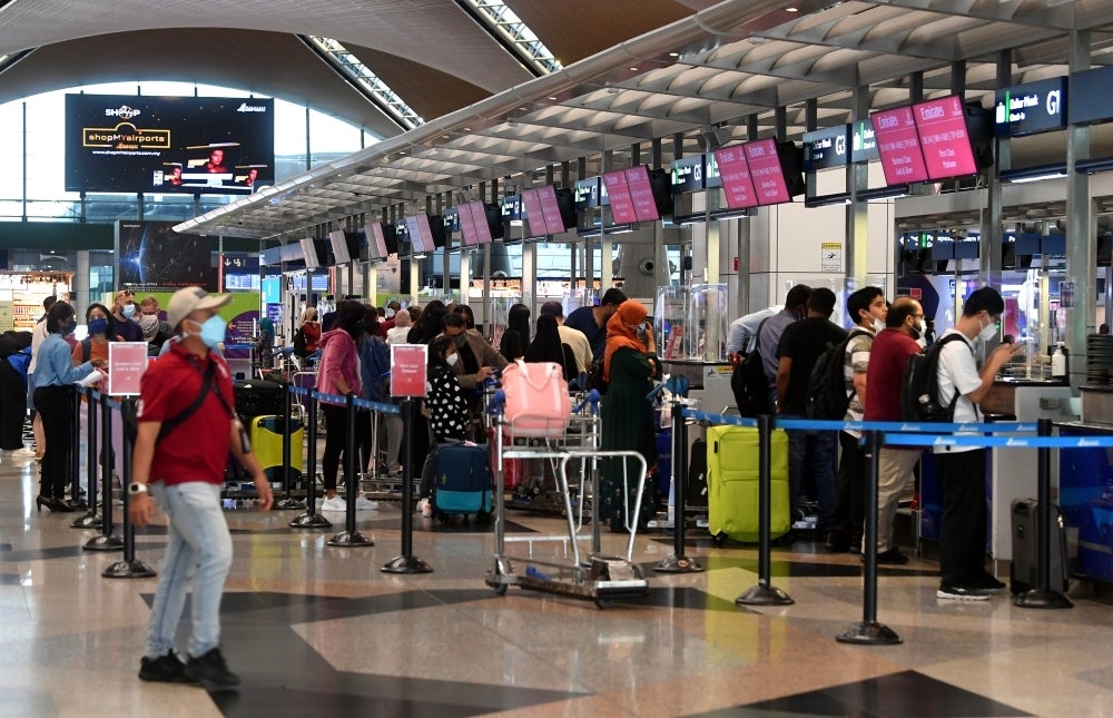 KLIA experienced a blackout at 12.39 pm today. Emergency lights and a backup system were in operation after five minutes 