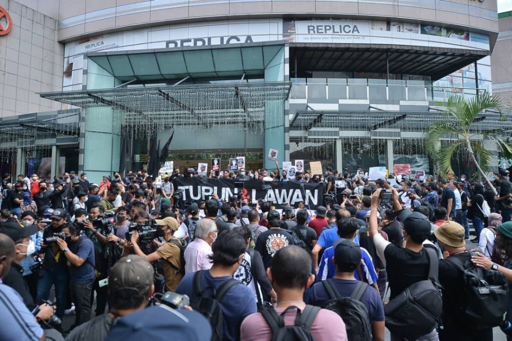 Last Saturday, 100 people gathered in front of the shopping complex.